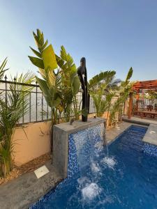 Eine Statue einer Frau, die neben einem Schwimmbad steht. in der Unterkunft EMPIRE-K Homes -Khalid's Villa in New cairo