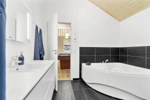 Ένα μπάνιο στο TV1356-Bindslev-Tannisgardvej-20 +33 φωτογραφίες