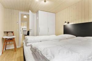 Ένα ή περισσότερα κρεβάτια σε δωμάτιο στο TV1356-Bindslev-Tannisgardvej-20