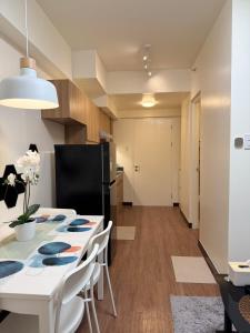 Μια τηλεόραση ή/και κέντρο ψυχαγωγίας στο The Camden Place 1BR Condo Apartment