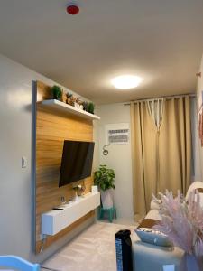 Televisyen dan/atau pusat hiburan di SOLEIA manor Condo Hotel