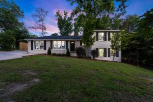 Photo de la galerie de l'établissement Luxury 4BR Pool Jacuzzi Arcade USC Ft Jackson, à Columbia