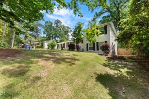 een lege tuin voor een huis bij Luxury 4BR Pool Jacuzzi Arcade USC Ft Jackson in Columbia