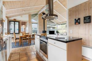 Η κουζίνα ή μικρή κουζίνα στο TV1009-Bindslev-Paradisdalen-9