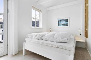 - une chambre blanche avec un lit et des draps blancs dans l'établissement TV1274-Bindslev-Tannisbugtvej-49-D-Nr-10, à Bindslev