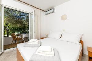Postel nebo postele na pokoji v ubytování Apartments by the sea Cove Pokrivenik, Hvar - 10427