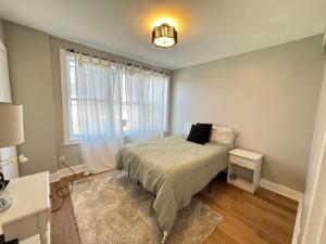 Ένα ή περισσότερα κρεβάτια σε δωμάτιο στο Great Updated 2BR Apartment in DC