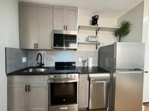 Η κουζίνα ή μικρή κουζίνα στο Great Updated 2BR Apartment in DC