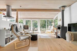 a living room with a table and chairs at TV1308-Albaek-Zefyrvej-4 in Ålbæk