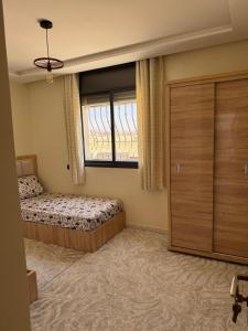 Postel nebo postele na pokoji v ubytování Cozy Bright Family Apartment Near City Center