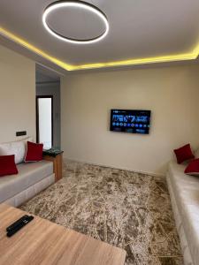 Posezení v ubytování Cozy Bright Family Apartment Near City Center