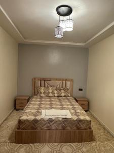 Postel nebo postele na pokoji v ubytování Cozy Bright Family Apartment Near City Center