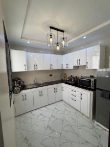 Kuchyň nebo kuchyňský kout v ubytování Cozy Bright Family Apartment Near City Center