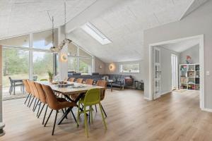 una sala da pranzo e un soggiorno con tavolo e sedie di TV1528-Hirtshals-Peter-Hermansensvej-7 a Hirtshals