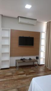 Μια τηλεόραση ή/και κέντρο ψυχαγωγίας στο Flats & Suítes do Lago