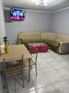 un soggiorno con un divano, un tavolo e delle sedie di DEPARATAMENTO PREMIUM CON 2 HABITACIONES DOBLEs a Tacna