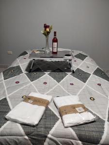 un tavolo con una bottiglia di vino sopra di DEPARATAMENTO PREMIUM CON 2 HABITACIONES DOBLEs a Tacna