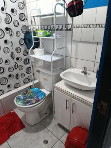 un bagno con un water e un lavandino di DEPARATAMENTO PREMIUM CON 2 HABITACIONES DOBLEs a Tacna