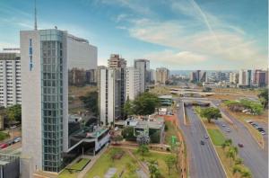 a view of a city with buildings and a street at Fabuloso Hotel das Nações - 13º Andar - Apt da Rede Premium in Brasilia