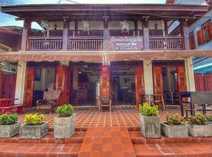 ルアンパバーンにあるLuang Prabang Museum Innの鉢植えの建物