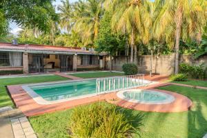 a swimming pool in the yard of a house at San Diego Beach House, near La Lib and Surf City in La Libertad
