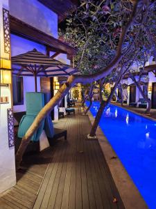 ein Resort mit einem Swimmingpool und Bäumen daneben in der Unterkunft Jali Resort - Gili Trawangan in Gili Trawangan