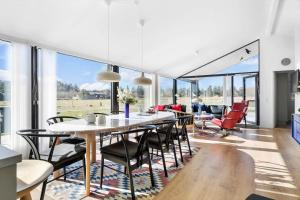 Un comedor con mesa y sillas en TV1574-Albaek-Musvagevej-105, en Ålbæk