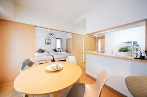 a living room with a table and chairs and a couch at SN2A おしゃれで広々としたお部屋 大須商店街徒歩10分 8人可能 Stylish and spacious room 10-minute walk to Osu Shopping Street Accommodates 8 people in Nagoya
