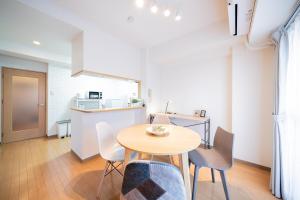 a dining room and kitchen with a table and chairs at SN2A おしゃれで広々としたお部屋 大須商店街徒歩10分 8人可能 Stylish and spacious room 10-minute walk to Osu Shopping Street Accommodates 8 people in Nagoya