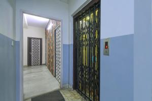 a hallway with a door to a room with a doorway at Collection O Bricks Inn Hazra Road Near Birla Mandir in Ballygunge