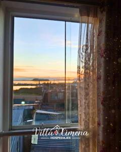 ein Fenster mit Blick auf eine Stadt in der Unterkunft Villa Ximena in Puno