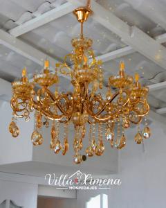 einen goldenen Kronleuchter, der von einer Decke hängt in der Unterkunft Villa Ximena in Puno