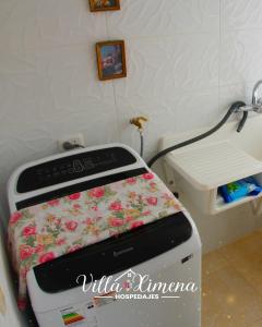 eine Nähmaschine mit einem Blumenkissen darauf in der Unterkunft Villa Ximena in Puno