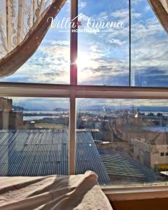 ein Fenster in einem Schlafzimmer mit Stadtblick in der Unterkunft Villa Ximena in Puno + 1 Foto