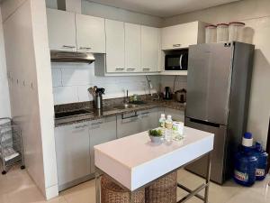 Nhà bếp/bếp nhỏ tại Grand Residences 2-Bedroom Unit 2719