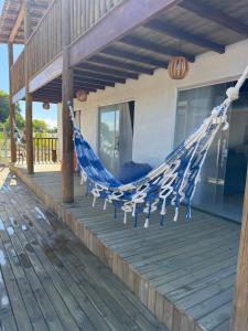 una hamaca en la terraza de una casa en Vila Viver Caraíva, en Caraíva