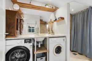a laundry room with a washer and dryer in it at TV1648-Skagen-Kirkevej-4 in Skagen