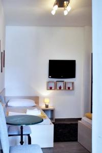 オシエクにあるRooms Fiteaのベッド2台、壁掛け式薄型テレビが備わる客室です。