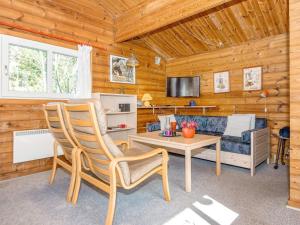 Μια τηλεόραση ή/και κέντρο ψυχαγωγίας στο 4 person holiday home in Skjern-By Traum