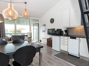Η κουζίνα ή μικρή κουζίνα στο 6 person holiday home in Ringkøbing-By Traum