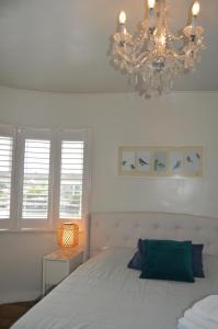 Ένα ή περισσότερα κρεβάτια σε δωμάτιο στο WATERFRONT STUDIO COZY WITH WATERVIEWs