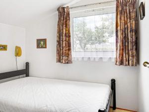 Postel nebo postele na pokoji v ubytování 5 person holiday home near Sæby Beach