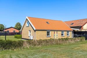 a house with an orange roof on a yard at TV1654-Albaek-Hovej-3 in Ålbæk