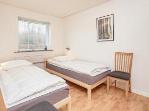 Postel nebo postele na pokoji v ubytování 6 person holiday home in Gedser-By Traum