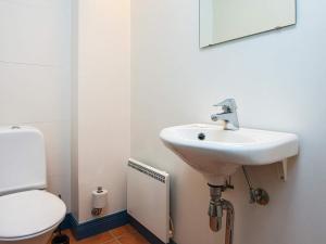 Ένα μπάνιο στο 4 person holiday home in Ringkøbing +43 φωτογραφίες