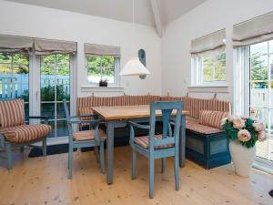 Χώρος καθιστικού στο 4 person holiday home in Ringkøbing