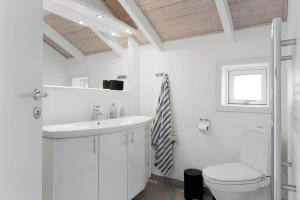 Koupelna v ubytování TV1668-Albaek-Lyngstien-10 + 20 fotografií