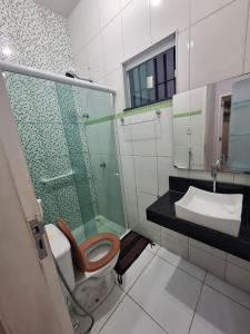 Un baño con ducha, inodoro y lavabo. en Casa com piscina no Aracagy 2 km da praia, en São Luís 10 fotos más