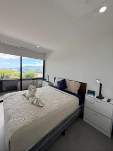 een slaapkamer met een bed met een handdoek erop bij Escalon apartment in San Salvador