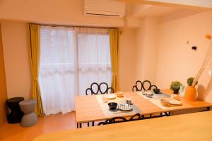 a dining room with a table and chairs and a window at SN2B おしゃれな部屋で家族団欒 大須商店街徒歩10分 8人可 Fashionable room for family gatherings Osu Shopping Street 10 min walk 8 people can stay in Nagoya